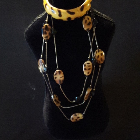 Jewelry - 🎉🎉HP🎉🎉1/31/19 EUC. Necklace and bracelet